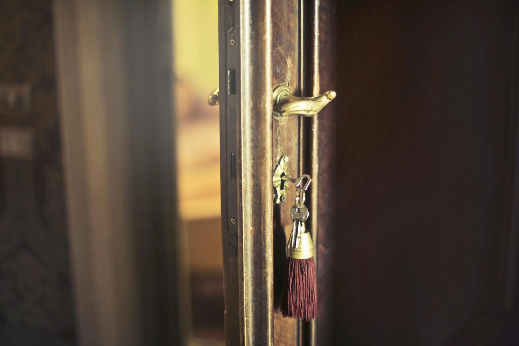 Image of a door with a key for an escape room
